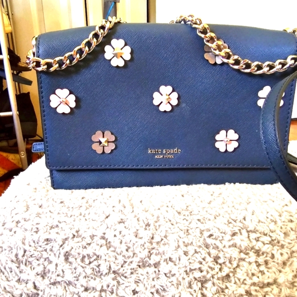 There are many brands of purses and clothing all are negotiable